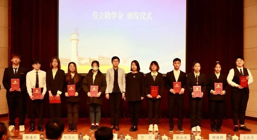 韦立奖助学金颁奖仪式暨宣讲会在上海海事大学举行 韦立奖助学金颁奖仪式暨宣讲会在上海海事大学举行